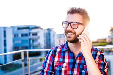 İşadamı ile smartphone telefon, balco üzerinde duran