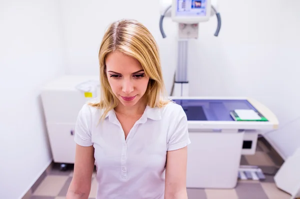 Tierarzt in weißer Uniform in Tierklinik bei der Arbeit — Stockfoto