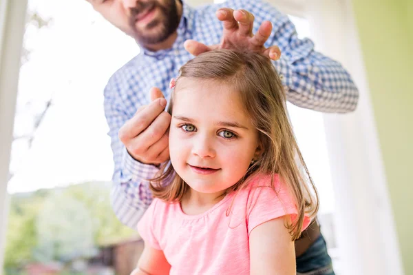 Hipster vader met zijn dochter, styling haar haar, binnenshuis — Stockfoto