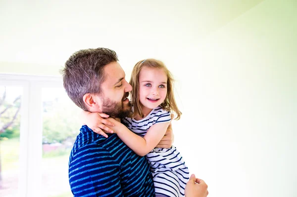 Nahaufnahme von Hipster-Vater, der seine kleine Tochter hält — Stockfoto