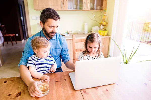 Ayah dan anak perempuan, bermain laptop, duduk di dapur — Stok Foto