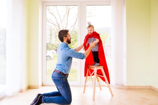 Hipster padre con principessa figlia saltando tra le sue braccia — Foto Stock