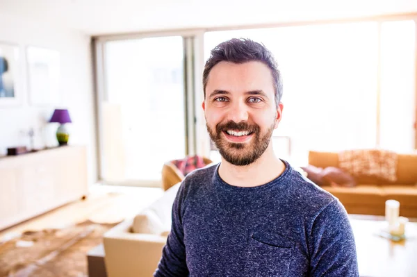 Uomo d'affari che lavora da casa, si prende una pausa , — Foto Stock