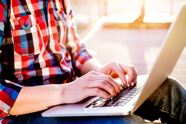 Homme d'affaires travaillant de la maison sur ordinateur portable, assis sur le balcon — Photo