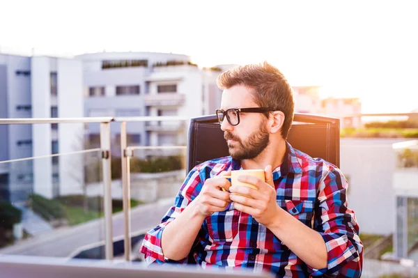 Επιχειρηματίας με φλιτζάνι καφέ, κάθονται στο μπαλκόνι, χαλάρωση — Φωτογραφία Αρχείου