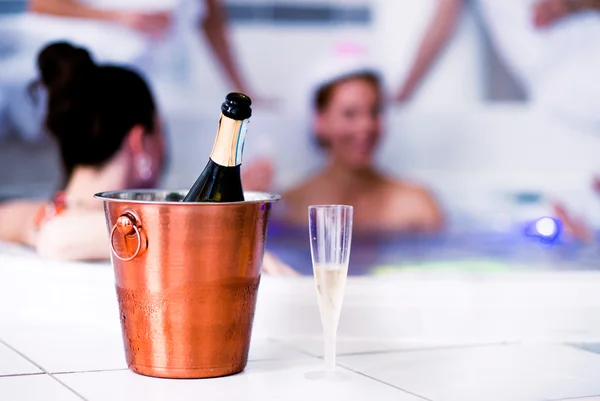 Üveg és üveg pezsgő a vödörben, leány Party — Stock Fotó
