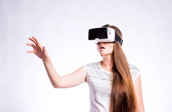 Mujer con gafas de realidad virtual. Estudio de tiro, fondo gris —  Fotos de Stock