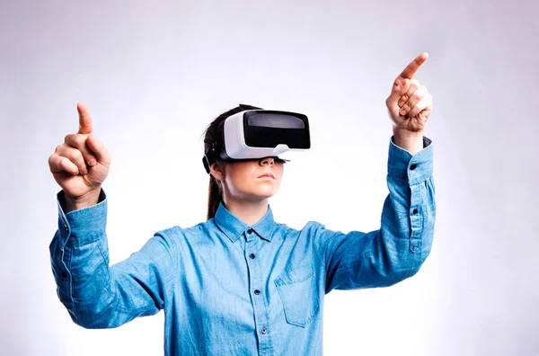 Femeia cu ochelari de realitate virtuală. Studio shot, fundal gri — Fotografie, imagine de stoc