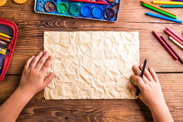 Menina irreconhecível desenho em folha vazia de papel — Fotografia de Stock