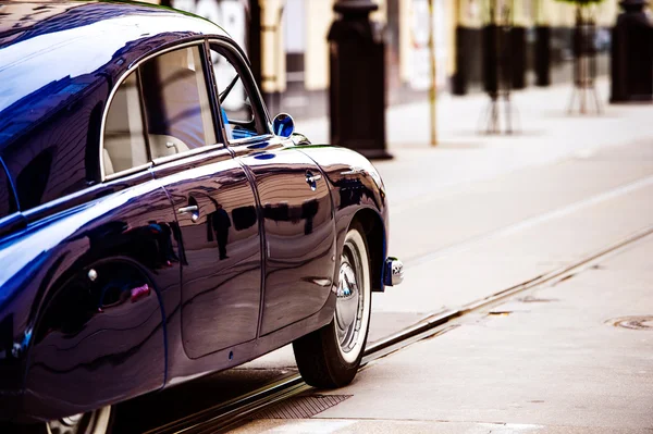 Veteran car street cruise on public roads. rear view — Stock Photo, Image