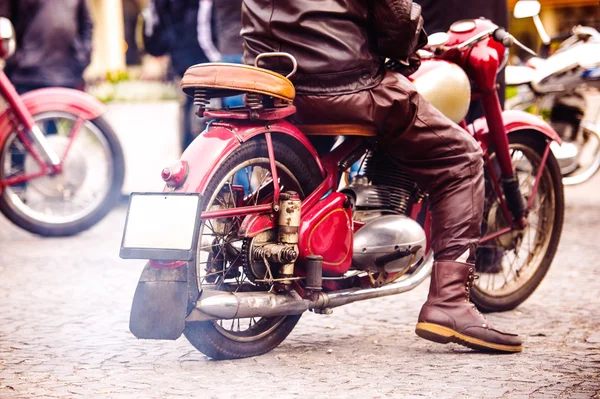 Unbekannter rast mit Oldtimer-Motorrad auf Motorrad — Stockfoto