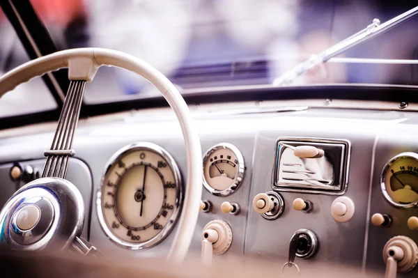 Close-up de carro veterano, painel, pára-brisas, volante — Fotografia de Stock