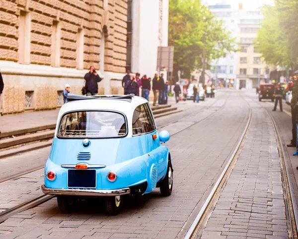 Oldtimer-Straßenfahrt auf öffentlichen Straßen. Rückansicht — Stockfoto