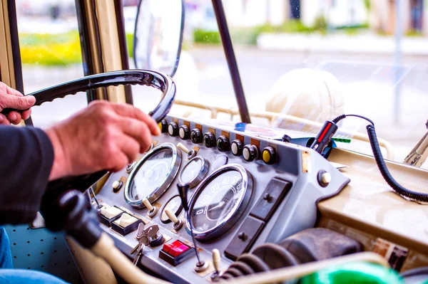 Blízko k nepoznání muže řídit auto veterán — Stock fotografie