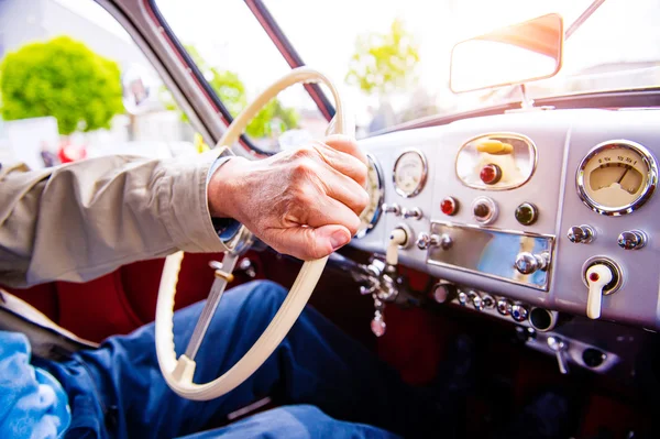 Fechar homem irreconhecível dirigindo um carro veterano — Fotografia de Stock