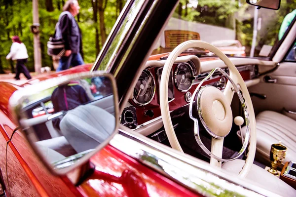 Primo piano di auto veterano, cruscotto, volante, retrovisore mir — Foto Stock