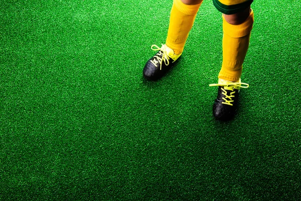 Nie do poznania mały piłkarz przeciwko zielona trawa, studi — Zdjęcie stockowe