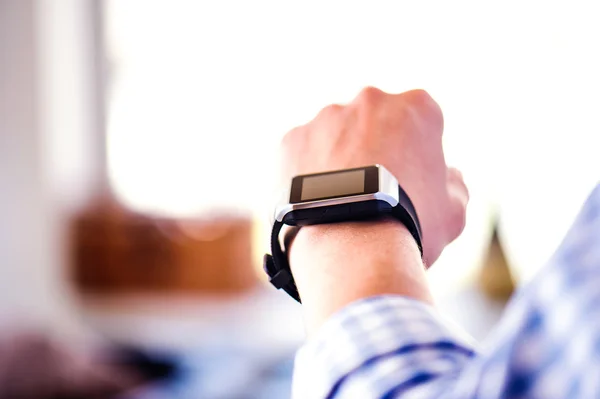 Närbild av oigenkännlig man använder smart Watch-klocka — Stockfoto