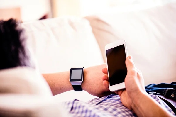 Nelze rozpoznat člověka doma pomocí smartphone a chytré hodinky — Stock fotografie