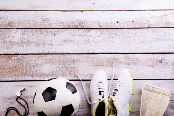 Fußball, Stollen auf weißem Holzboden, Studioaufnahme — Stockfoto