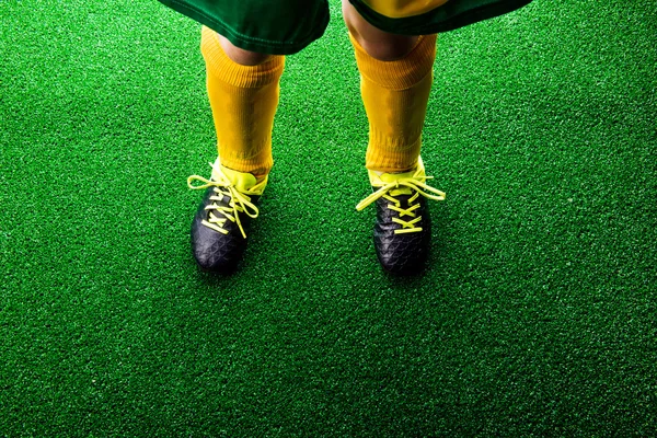 Petit footballeur méconnaissable contre l'herbe verte, studi — Photo