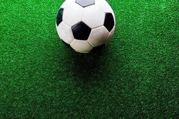 Pallone da calcio contro tappeto erboso artificiale. Colpo in studio. Copia spazio . — Foto Stock