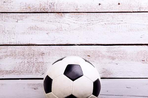 Bola de futebol contra fundo de madeira. Tiro no estúdio. Espaço de cópia . — Fotografia de Stock