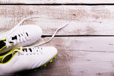 Futbol cleats ahşap arka planı. Stüdyo vurdu. Kopya alanı.