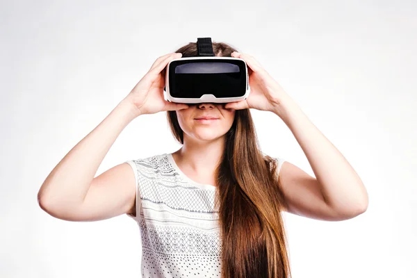 Mujer con gafas de realidad virtual. Estudio de tiro, fondo gris —  Fotos de Stock