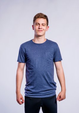 Oğlan siyah spor pantolon ve t-shirt 