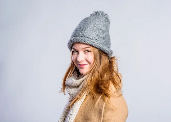 Kahverengi ceket, atkı ve şapka kız — Stok fotoğraf