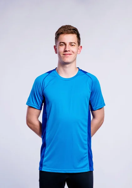 Jongen in het blauw sport t-shirt, — Stockfoto