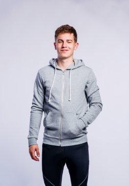 Gri sweatshirt çocuk, genç adam, stüdyo çekim