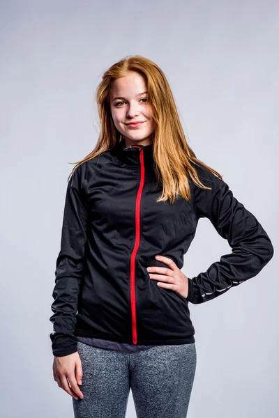 Dívka v černém svetriku, fitness, ateliér — Stock fotografie
