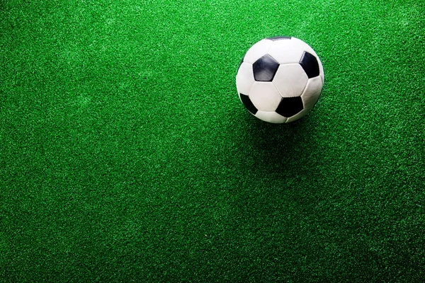 Футбольный мяч против искусственной территории. Студийный снимок Копирование пространства . — стоковое фото