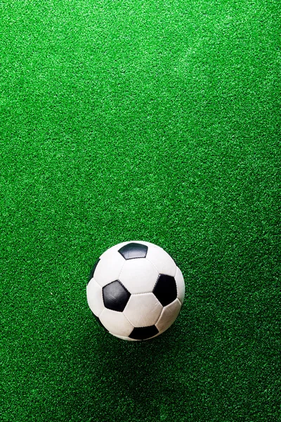Футбольный мяч против искусственной территории. Студийный снимок Копирование пространства . — стоковое фото
