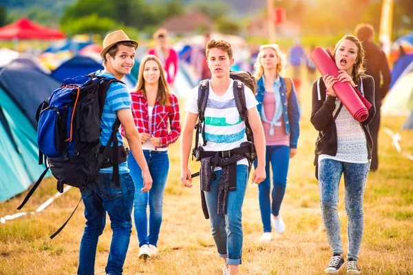 Tinédzserek csoportja, a zenei fesztiválon érkező hátizsákok — Stock Fotó