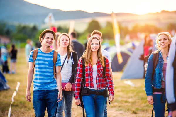 Grupp tonåringar med ryggsäckar som anländer till musikfestivalen — Stockfoto