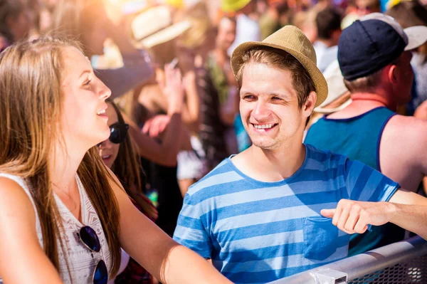 Adolescente coppia al festival musicale estivo divertendosi — Foto Stock