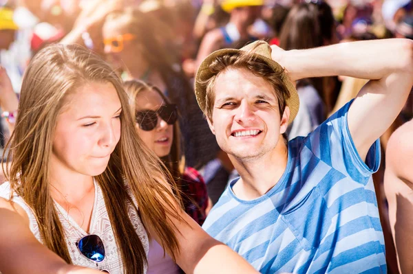 Adolescentes no festival de música de verão se divertindo — Fotografia de Stock