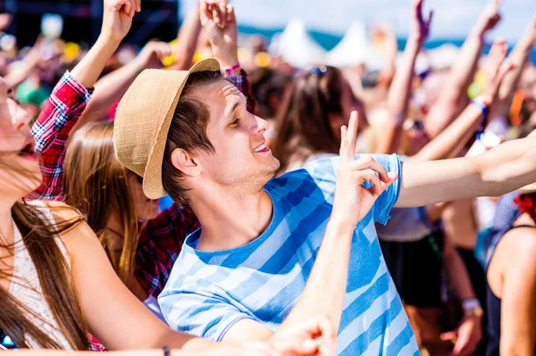 Adolescentes no festival de música de verão se divertindo — Fotografia de Stock