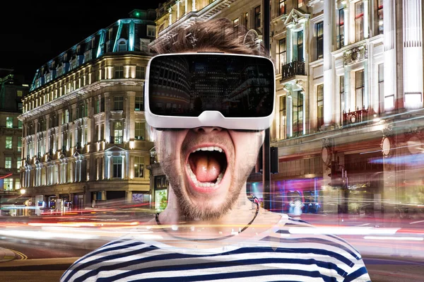 Człowiek sobie wirtualnej rzeczywistości okulary przed noc miasto — Zdjęcie stockowe