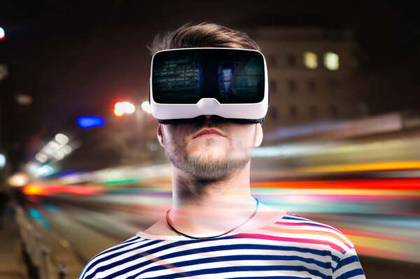 Двойное воздействие, человек в очках виртуальной реальности, ночной город

