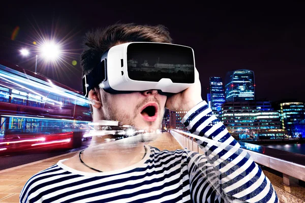 Podwójnej ekspozycji, człowiek nosi okulary wirtualnej rzeczywistości, miasto noc — Zdjęcie stockowe