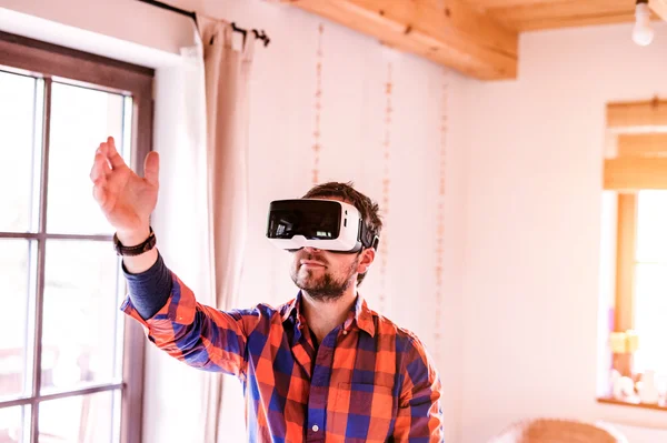 Homem vestindo óculos de realidade virtual em pé em uma cozinha — Fotografia de Stock