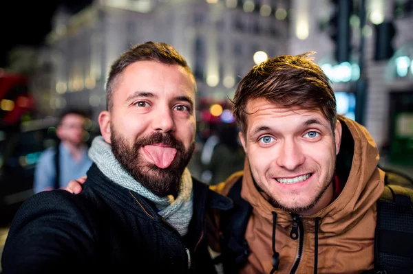 Dos hombres caminando por las calles de Londres por la noche —  Fotos de Stock