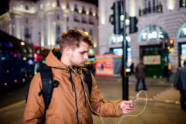 Man walking na ulicach Londynu w nocy — Zdjęcie stockowe