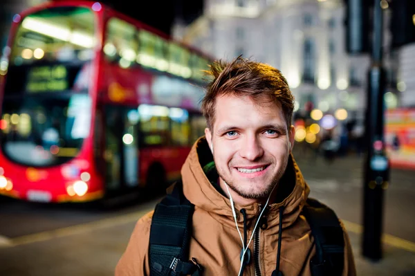 Londra sokaklarında geceleri yürüyen adam — Stok fotoğraf