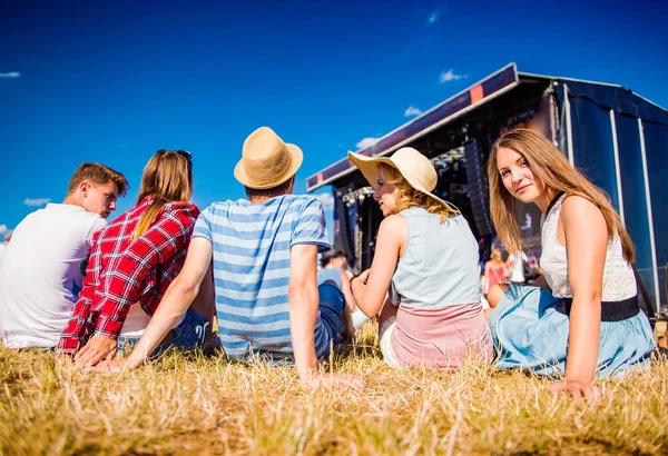 Teenagers, summer music festival, standing in front of stage — Stock Photo, Image