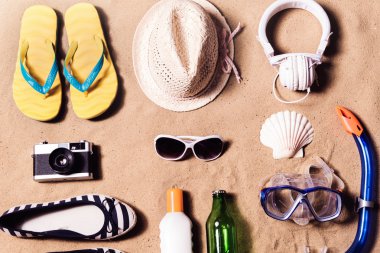 Yaz tatil kompozisyon. Sandalet, şapka ve diğer şeyler agains